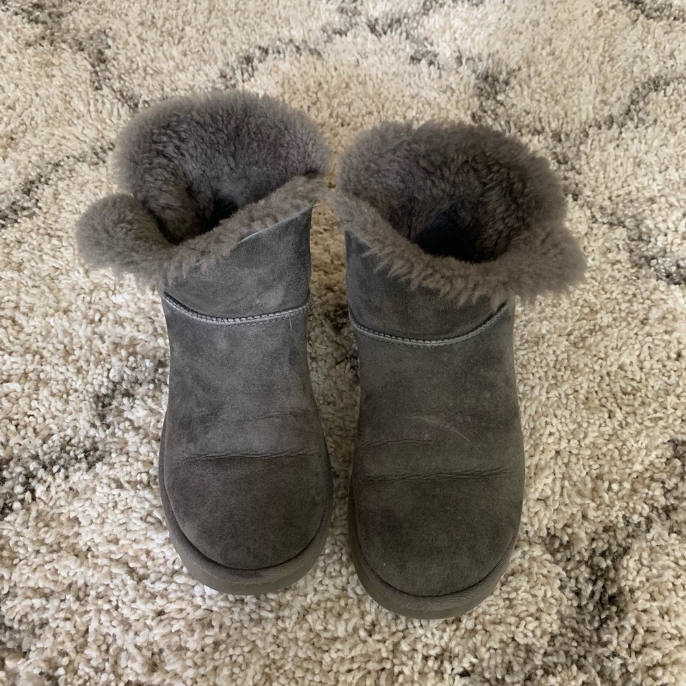 🖤 AUTHENTIC short Bailey button Uggs